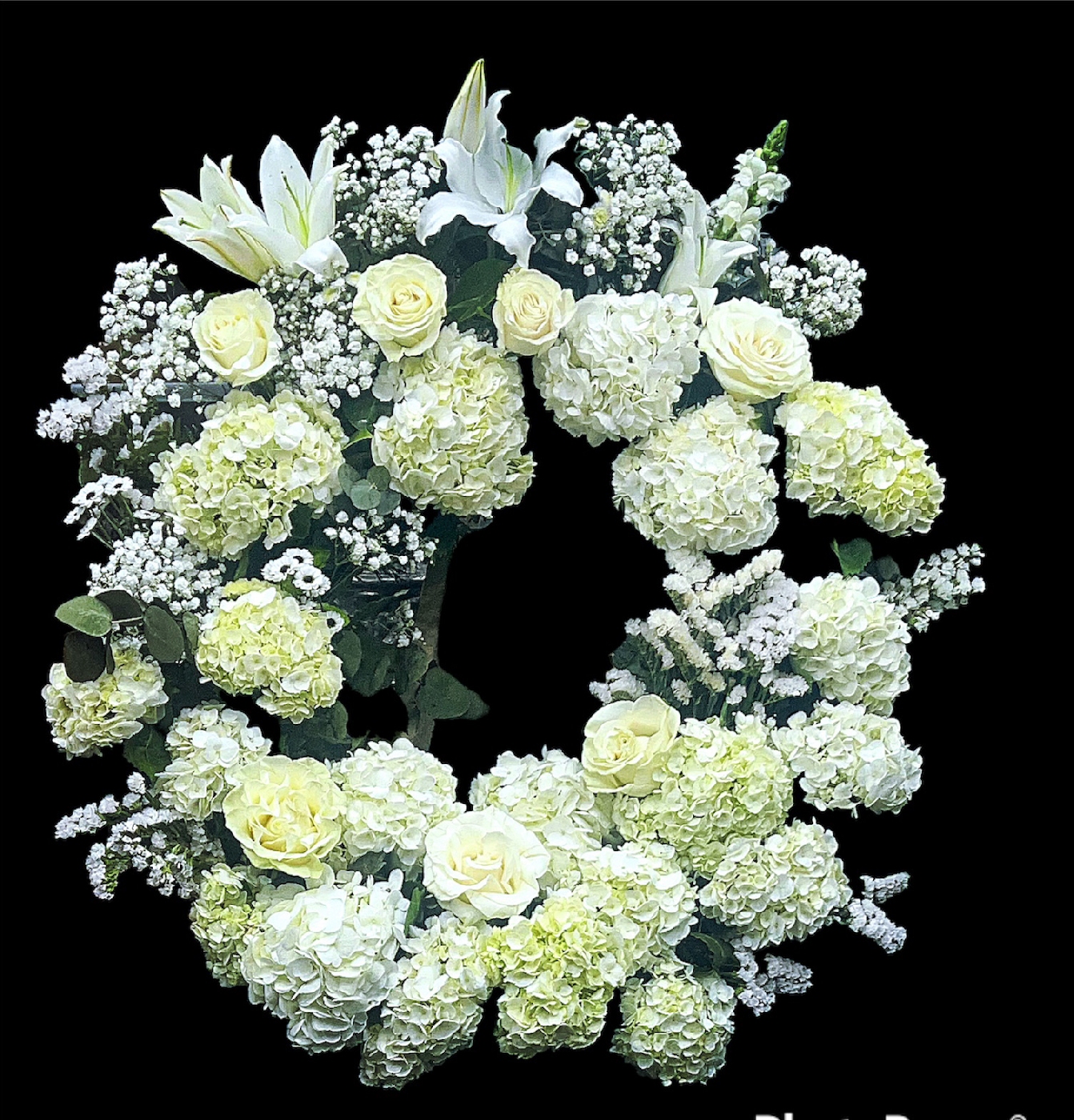 Corona con Hortensias, rosas y lilums blancos.